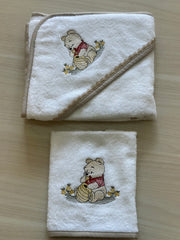 Toalla con Capucha Bordada + Babita Bordada Winnie The Pooh